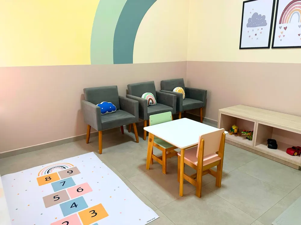 Sala de Espera Lúdica — Clínica Coraticum