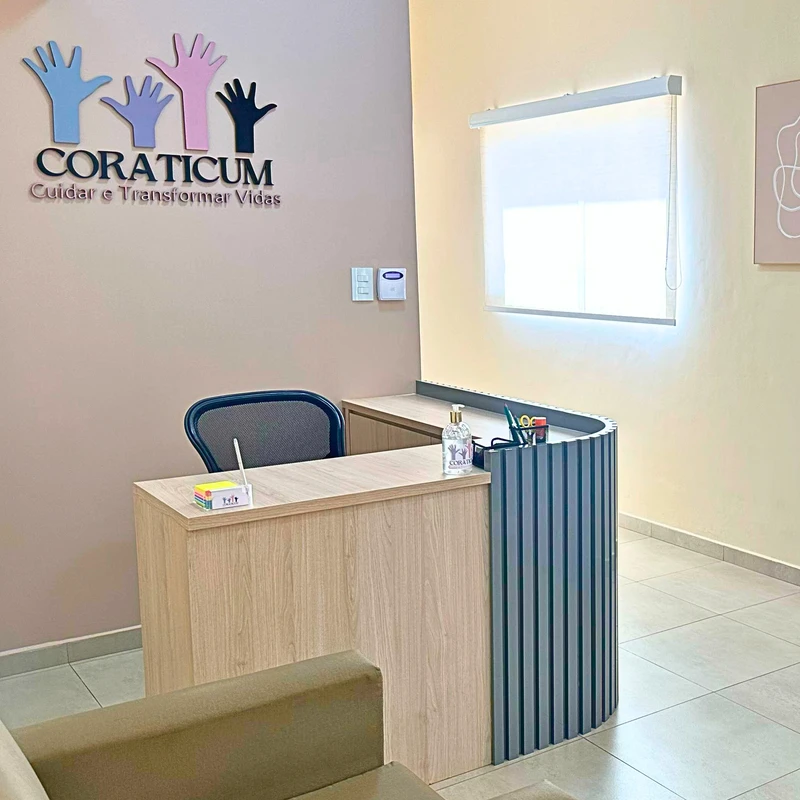 Consultoria Escolar e Adaptação Pedagógica na Clínica Coraticum